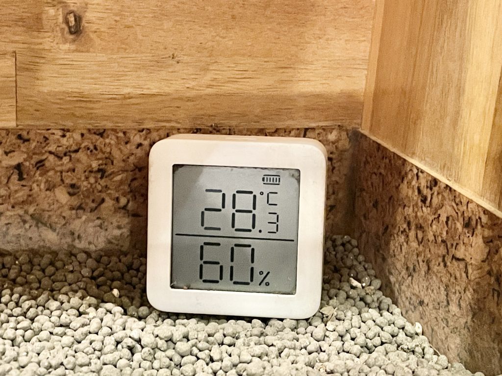 スイッチボットの温湿度計でケージの環境を管理している様子