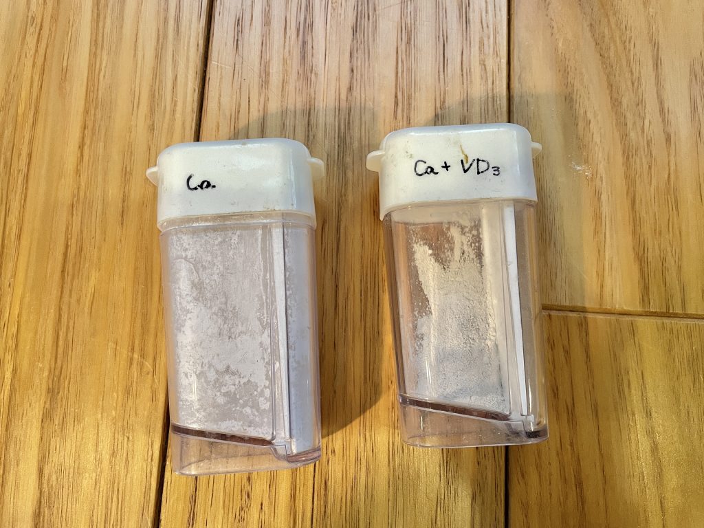 カルシウムパウダーやサプリメントを入れた100円ショップの調味料容器